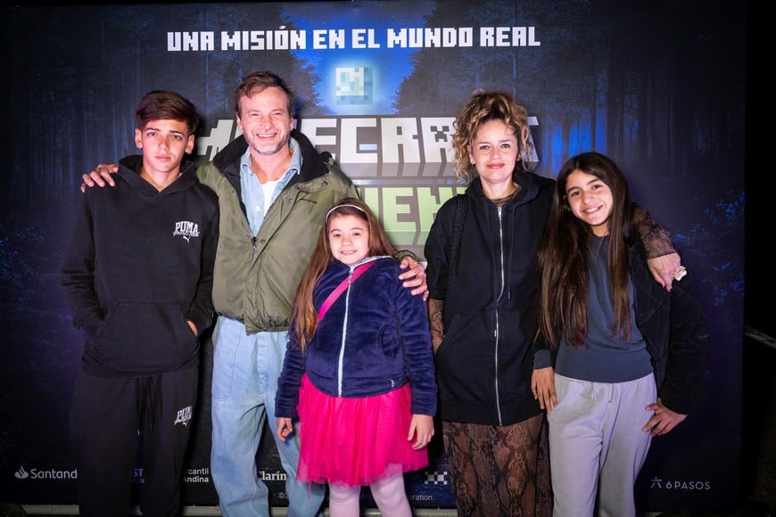 “Minecraft Experience: Moonlight Trail”: Guillermo Pfenning y Romina Ricci asistieron con sus hijos a la inauguración.