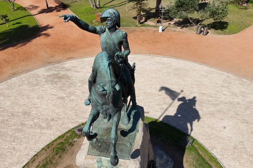 El nombre Plaza San Martín fue impuesto en 1871 y aloja el histórico monumento inaugurado en 1902.

Fernando Nicola.