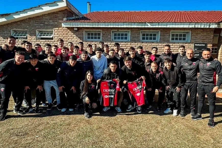 Meza y Garcés, con los pibes del club. Foto: Gentileza La Voz del Sabalero.