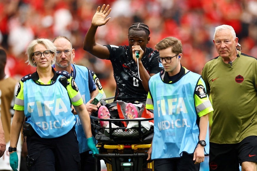 Soccer Football - FIFA World Cup 2026 - Group B - Canada v Qatar - BC Place, Vancouver, Canada - June 18, 2026
Canada's Ismael Kone waves to the crowd as he receives oxygen as he is stretchered off after sustaining an injury REUTERS/Agustin Marcarian TPX IMAGES OF THE DAY