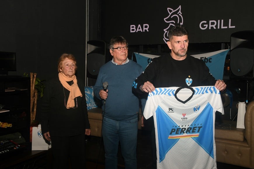 Carlos García se mostró feliz por el obsequio de la nueva camiseta. Foto: Manuel Fabatía