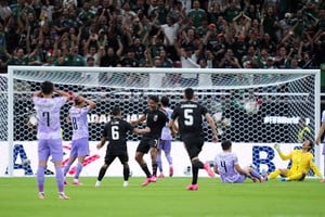 (260618) -- GUADALAJARA, 18 junio, 2026 (Xinhua) -- El jugador Luis Romo (4-i), de México, festeja su anotación durante el partido del Grupo A de la fase de grupos de la Copa Mundial de la FIFA 2026 ante la República de Corea, celebrado en el Estadio Guadalajara, en Guadalajara, México, el 18 de junio de 2026. (Xinhua/Martín Zabala) (rtg) (da) (ah)