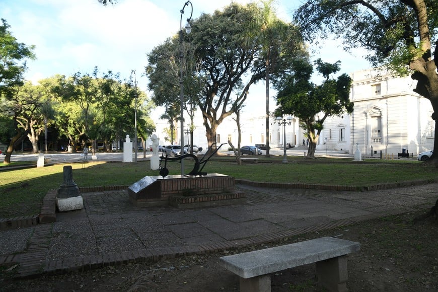 Los referentes de las asociaciones pidieron revalorizar toda la parte escultórica de la plaza que representa la italianidad. Foto: Manuel Fabatía