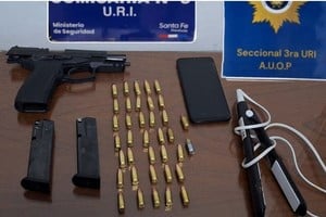 Algunos de los elementos incautados por la policía en uno de los domicilios allanados. Foto: El Litoral