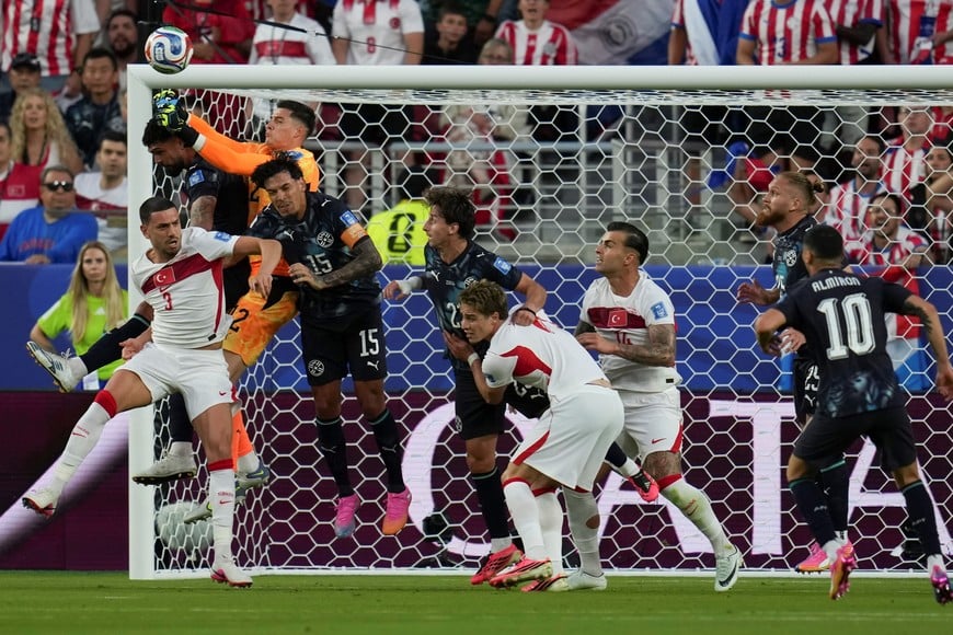 (260619) -- SAN FRANCISCO, 19 junio, 2026 (Xinhua) -- El guardameta Orlando Gill (2-i-atrás), de Paraguay, ataja el balón durante el partido del Grupo D de la fase de grupos de la Copa Mundial de la FIFA 2026 ante Turquía, celebrado en el Estadio Bahía de San Francisco, en San Francisco, Estados Unidos, el 19 de junio de 2026. (Xinhua/Sun Yuxuan) (rtg) (vf)