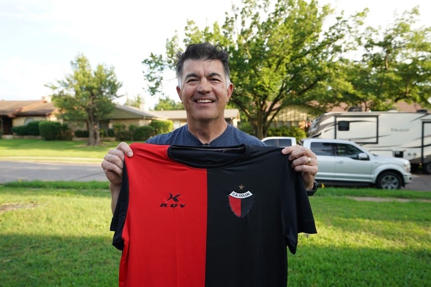 Aaron y su felicidad por recibir noticias y regalo de su amigo santafesino. Una emotiva historia de la que El Litoral fue testigo.