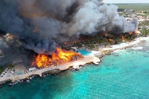 El fuego se inició en las primeras horas del viernes y su propagación resultó incontenible debido a las características constructivas de los sectores más cercanos a la costa. Gojko Culibrk/via REUTERS