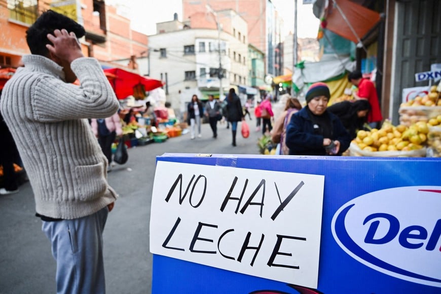 A sign reading "No Milk" is displayed at a market, as protests have caused supply chain disruptions in the cities of La Paz and El Alto, leading to severe shortages of food, fuel and medicine, in La Paz, Bolivia, June 15, 2026. REUTERS/Claudia Morales TPX IMAGES OF THE DAY