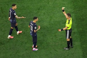 El volante guaraní vio la tarjeta roja por cubrirse la boca al hablar con Mert Müldür. Crédito: REUTERS.