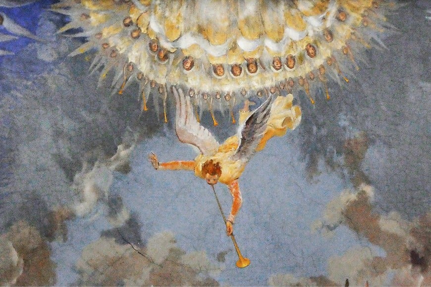 En vuelo descendente desde el cielo, el arcángel Gabriel anuncia con su trompeta el mensaje divino.