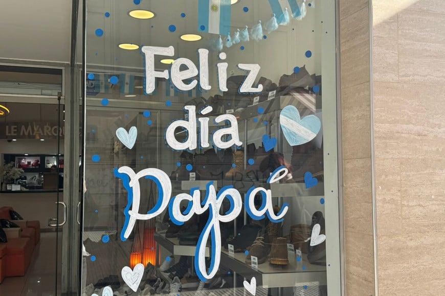 En la peatonal, distintos padres compartieron sus emociones al conocer la llegada de sus hijos.