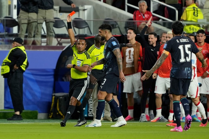Soccer Football - FIFA World Cup 2026 - Group D - Turkey v Paraguay - San Francisco Bay Area Stadium, Santa Clara, California, U.S. - June 19, 2026
Referee Ivan Barton shows a red card to Paraguay's Miguel Almiron IMAGN IMAGES via Reuters/Darren Yamashita