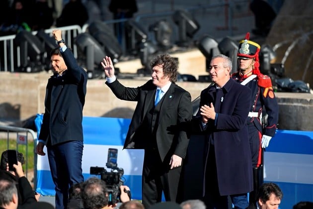 Como hace dos años pero en otro contexto, el presidente Javier Milei, el goberndor de Santa Fe Maximiliano Pullaro y el intendente de Rosario Pablo Javkin coincidieron en el acto por el Día de la Bandera. 