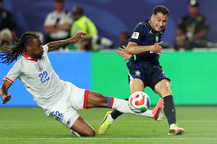(260619) -- FILADELFIA, 19 junio, 2026 (Xinhua) -- El jugador Gabriel Martinelli (d), de Brasil, pasa el balón ante Jean-Kevin Duverne, de Haití, durante el partido del Grupo C de la fase de grupos de la Copa Mundial de la FIFA 2026, celebrado en el Estadio Filadelfia, en Filadelfia, Estados Unidos, el 19 de junio de 2026. (Xinhua/Hu Xingyu) (rtg) (vf)