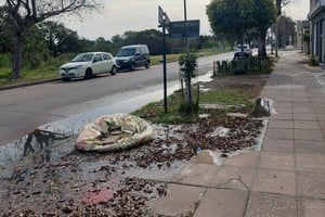 Uno de los últimos reclamos por derrame de líquidos cloacales en calles de El Pozo registrados por El Litoral (conjunción de la peatonal Aldo Mieli y calle Jiménez Assua).