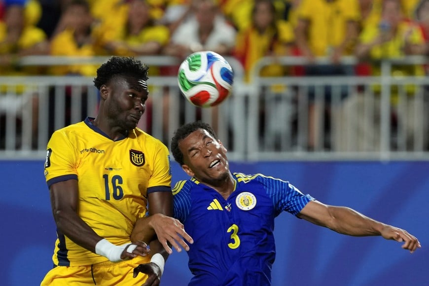 (260620) -- KANSAS CITY, 20 junio, 2026 (Xinhua) -- El jugador Jordy Caicedo (i), de Ecuador, disputa el balón con Jurien Gaari (d), de Curazao, durante el partido del Grupo E de la fase de grupos de la Copa Mundial de la FIFA 2026, celebrado en el Estadio Kansas City, en Kansas City, Estados Unidos, el 20 de junio de 2026. (Xinhua/Du Yu) (rtg) (vf)