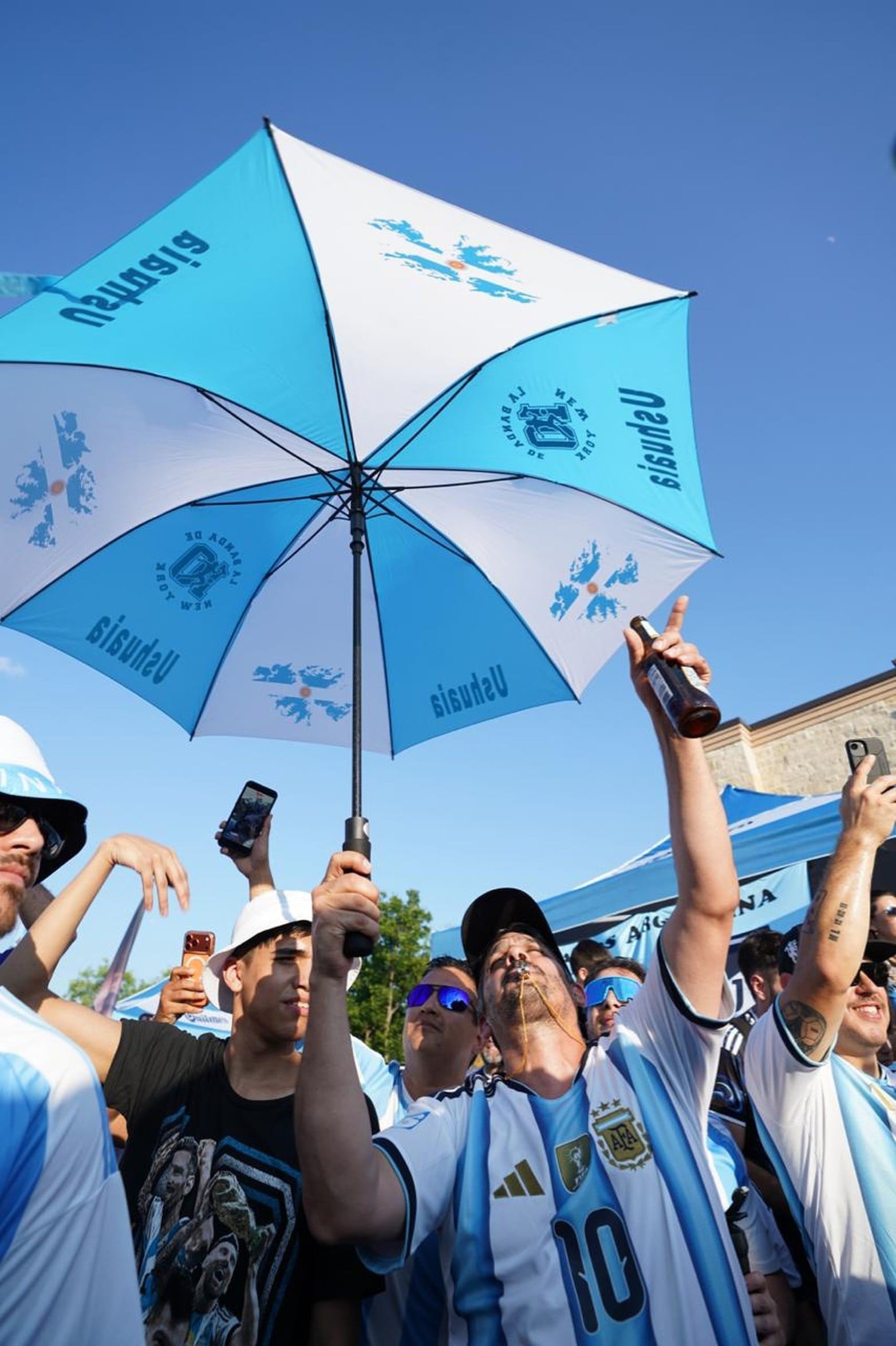 Hinchas argentinos llegan a Dallas, el banderazo no podía faltar