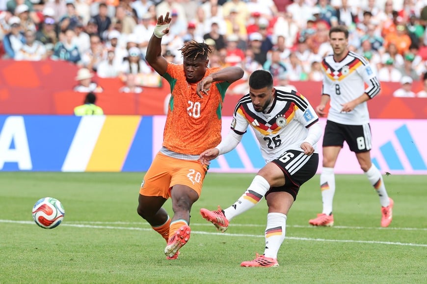 (260620) -- TORONTO, 20 junio, 2026 (Xinhua) -- El jugador Deniz Undav (d), de Alemania, realiza una anotación durante el partido del Grupo E de la fase de grupos de la Copa Mundial de la FIFA 2026 ante Cote d'Ivoire, celebrado en el Estadio Toronto, en Toronto, Canadá, el 20 de junio de 2026. (Xinhua/Zou Zheng) (rtg) (vf)