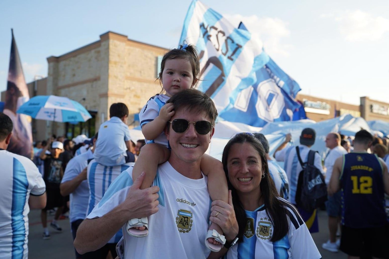 Hinchas argentinos llegan a Dallas, el banderazo no podía faltar