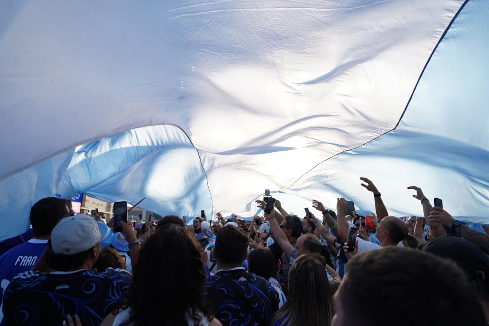 Hinchas argentinos llegan a Dallas, el banderazo no podía faltar