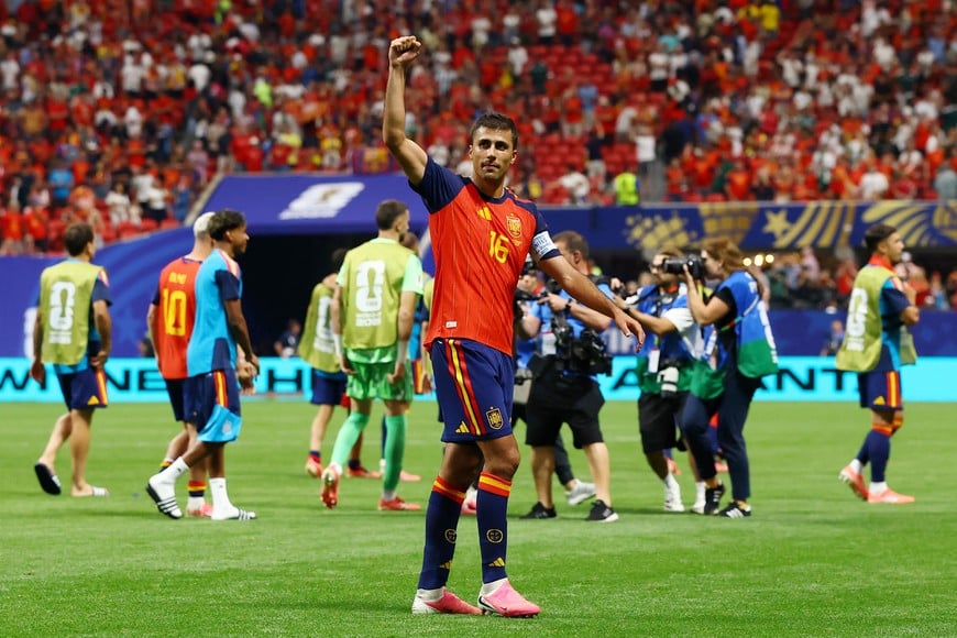 Soccer Football - FIFA World Cup 2026 - Group H - Spain v Saudi Arabia - Atlanta Stadium, Atlanta, Georgia, U.S. - June 21, 2026
Spain's Rodri salutes their fans after the match REUTERS/Bernadett Szabo