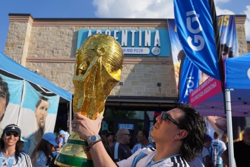 La copa del mundo y camisetas argentinas. La imagen que recorre el mundo desde hace casi cuatro años