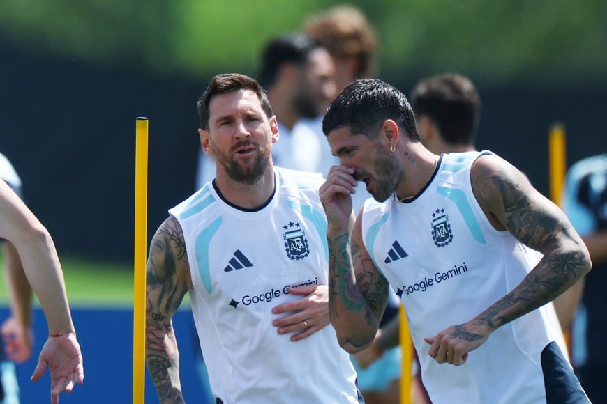 Soccer Football - FIFA World Cup 2026 - Argentina Training - Sporting KC Training Centre, Kansas City, Kansas, U.S. - June 19, 2026
Argentina's Lionel Messi and Rodrigo De Paul during training REUTERS/Hannah Mckay