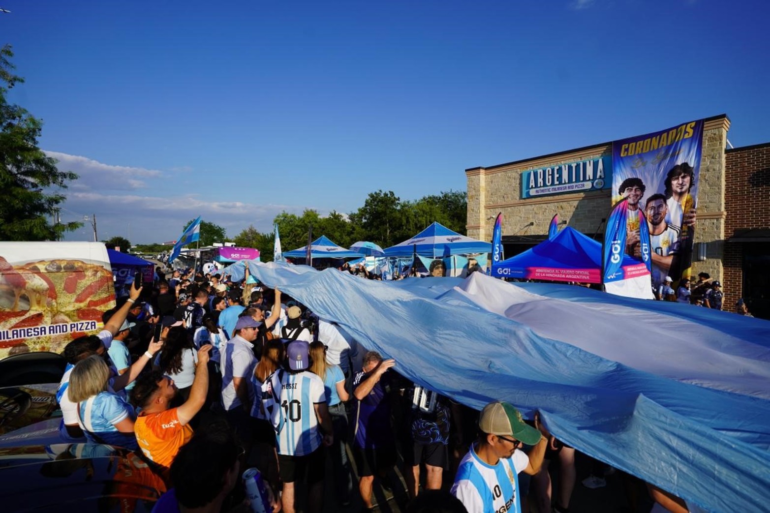 una multitud se dio cita en un restaurante típicamente argentino en Dallas.
