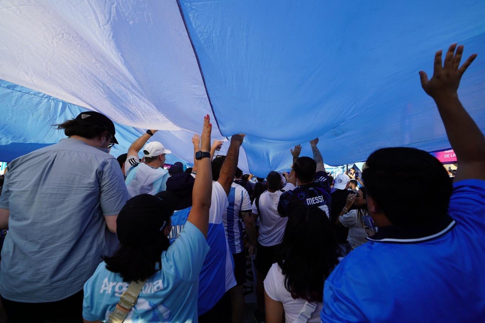 Hinchas argentinos llegan a Dallas, el banderazo no podía faltar
