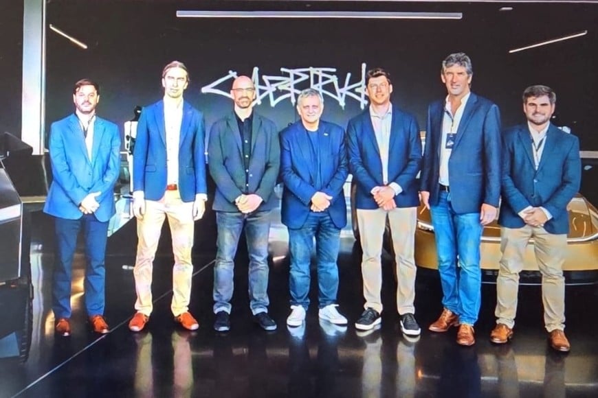 Horario Marím, titular de YPF, esta semana junto a autoridades de Tesla. Crédito: YPF