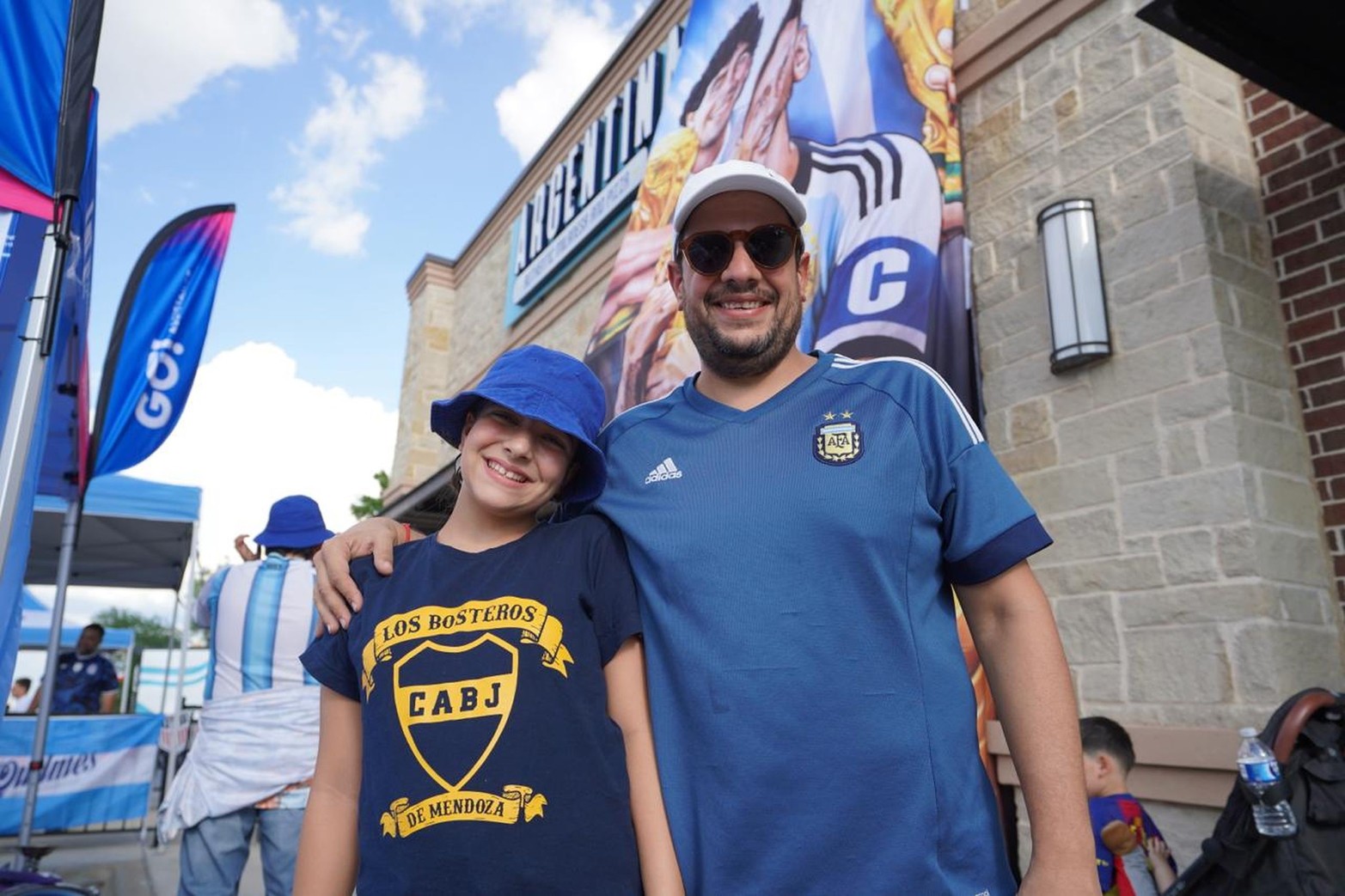 Hinchas argentinos llegan a Dallas, el banderazo no podía faltar