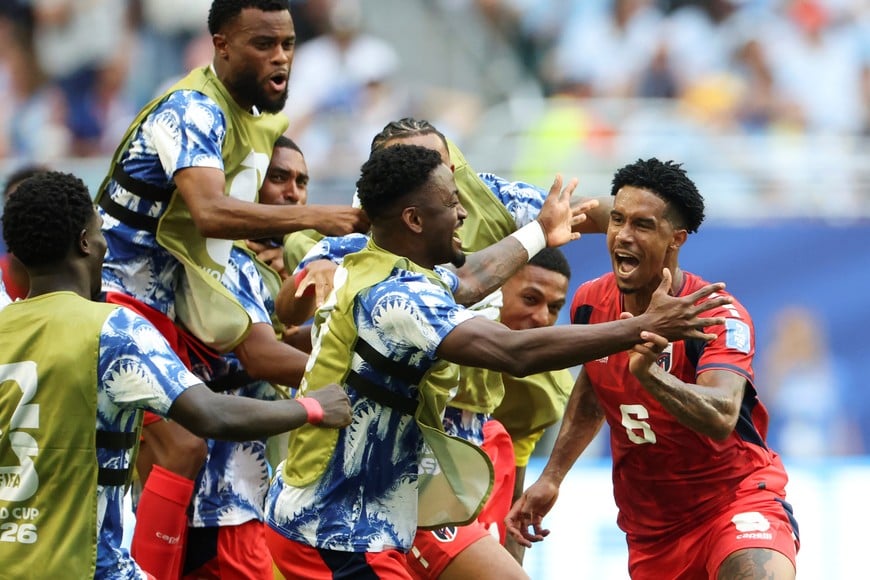 (260621) -- MIAMI, 21 junio, 2026 (Xinhua) -- El jugador Kevin Pina (d), de Cabo Verde, festeja su anotación con sus compañeros durante el partido del Grupo H de la fase de grupos de la Copa Mundial de la FIFA 2026 ante Uruguay, celebrado en el Estadio Miami, en Miami, Estados Unidos, el 21 de junio de 2026. (Xinhua/Zhang Chen) (rtg) (vf)