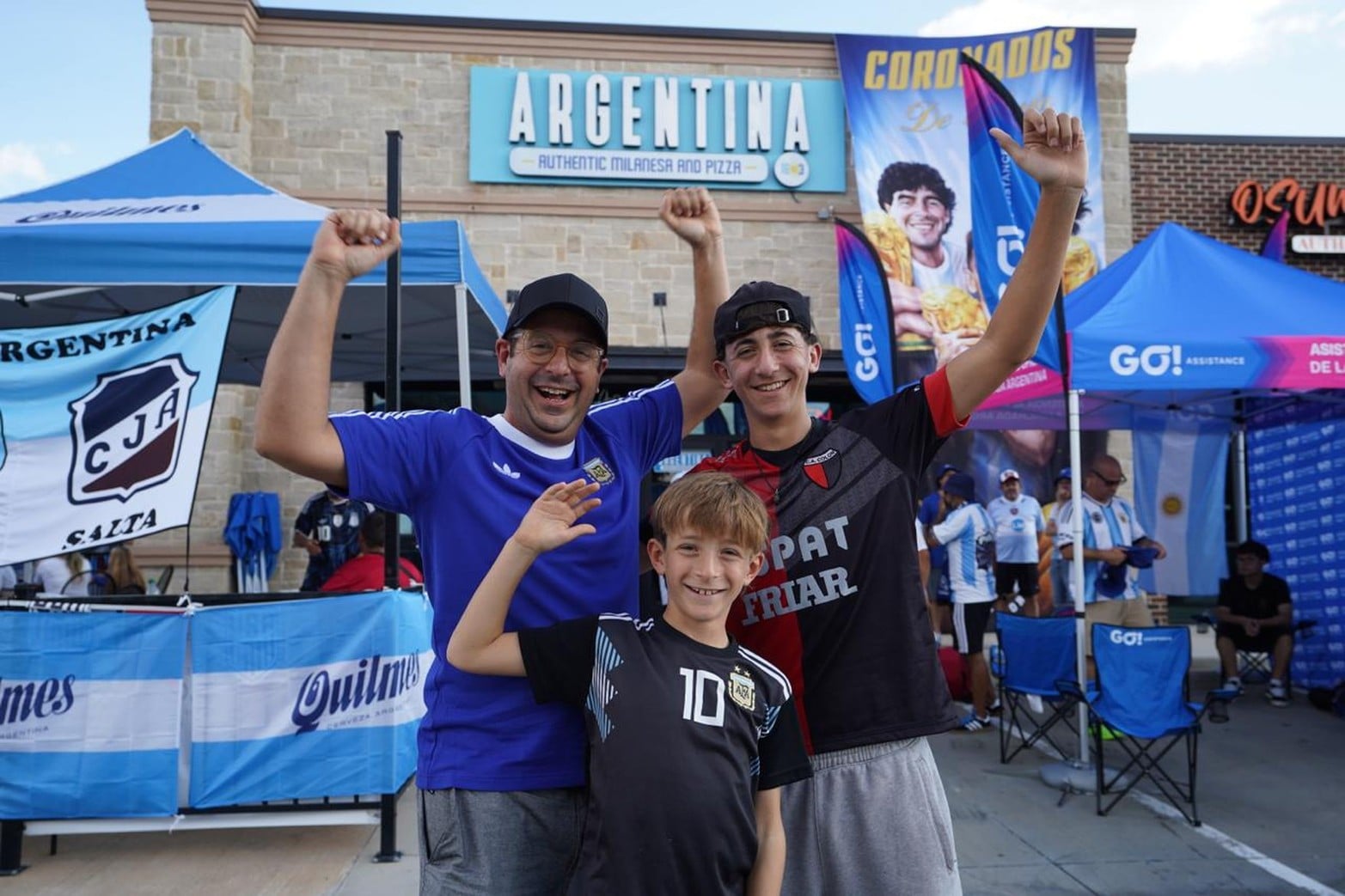 Hinchas argentinos llegan a Dallas, el banderazo no podía faltar