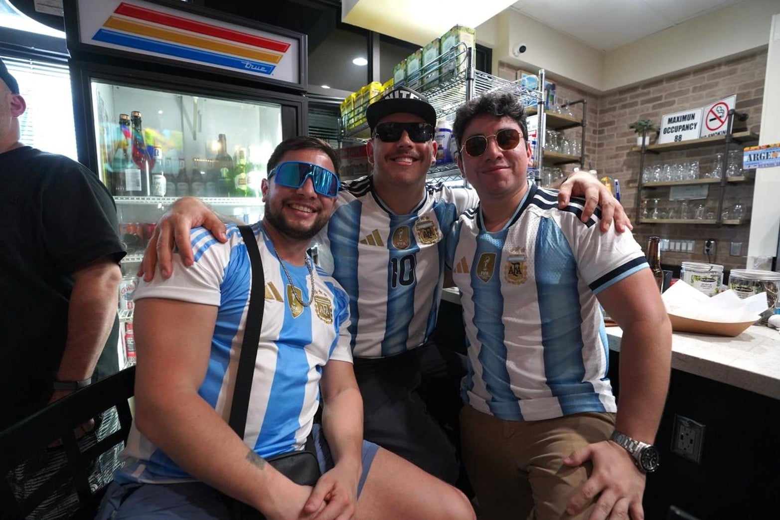 Hinchas argentinos llegan a Dallas, el banderazo no podía faltar.