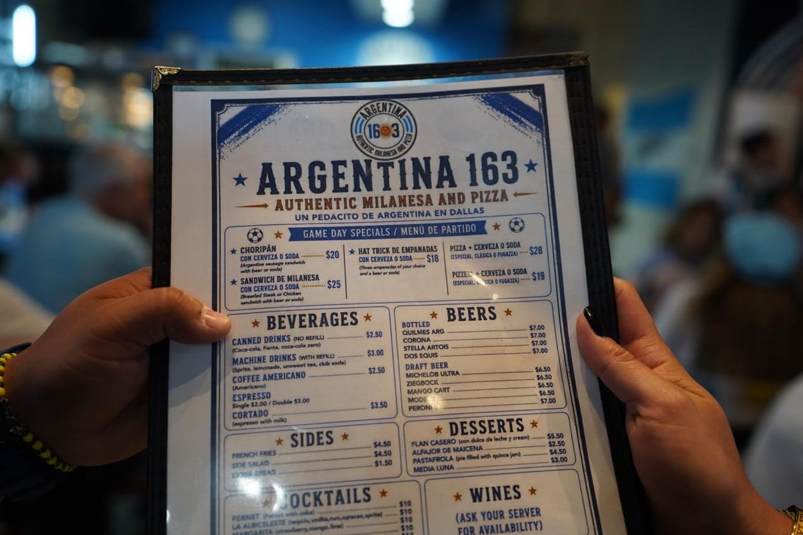 Hinchas argentinos llegan a Dallas, el banderazo no podía faltar