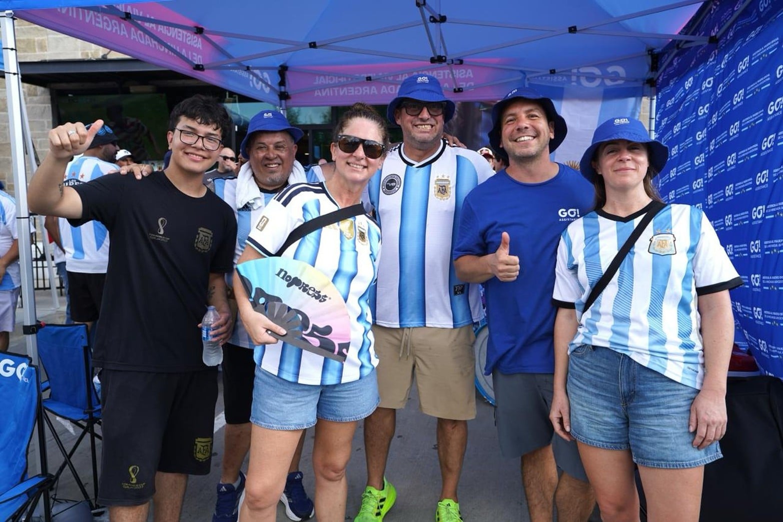 Hinchas argentinos llegan a Dallas, el banderazo no podía faltar