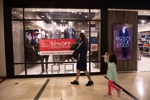 A pesar de las promociones, el consumo por el Día del Padre 2026 cayó un 0,3%, evidenciando el impacto del enfriamiento económico y la cautela de los compradores. Foto: Xinhua / Martín Zabala.