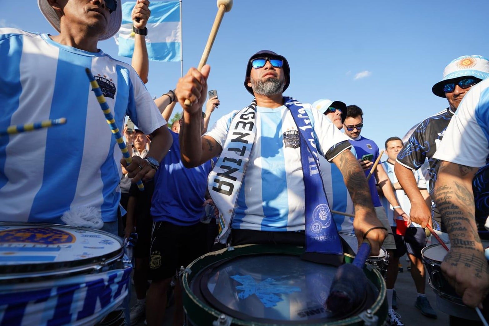 Hinchas argentinos llegan a Dallas, el banderazo no podía faltar