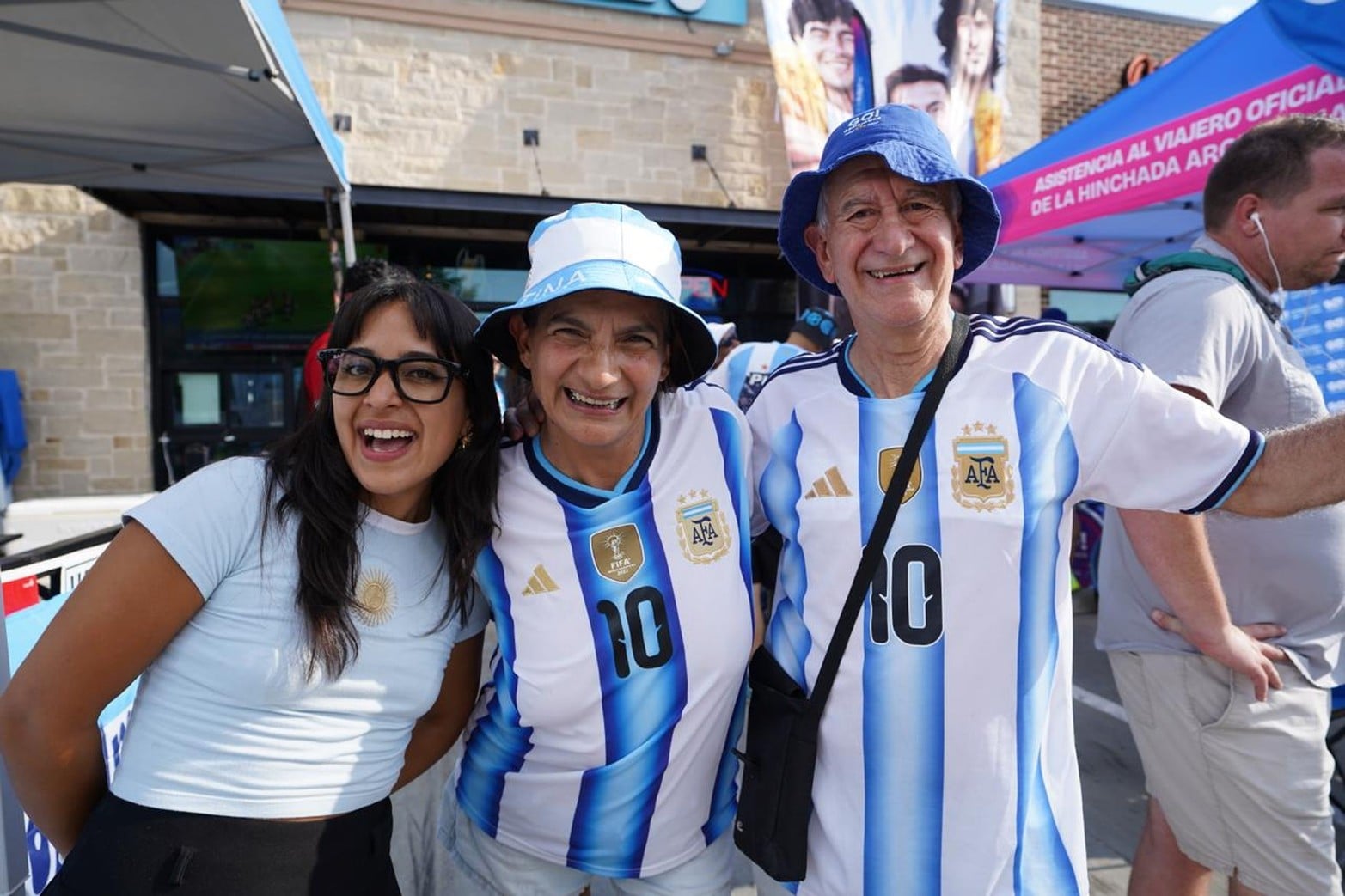 Hinchas argentinos llegan a Dallas, el banderazo no podía faltar
