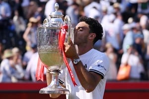 Histórica victoria en Londres para Cerúndolo, que marca un hito en su carrera, siendo el único de su país en triunfar en un torneo de césped de tal envergadura. Foto: REUTERS / Jaimi Joy.