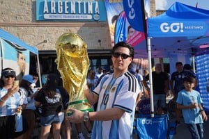La copa gigante que mandó a construir un boliviano que es "más argentino que cualquier argentino". Hizo furor.