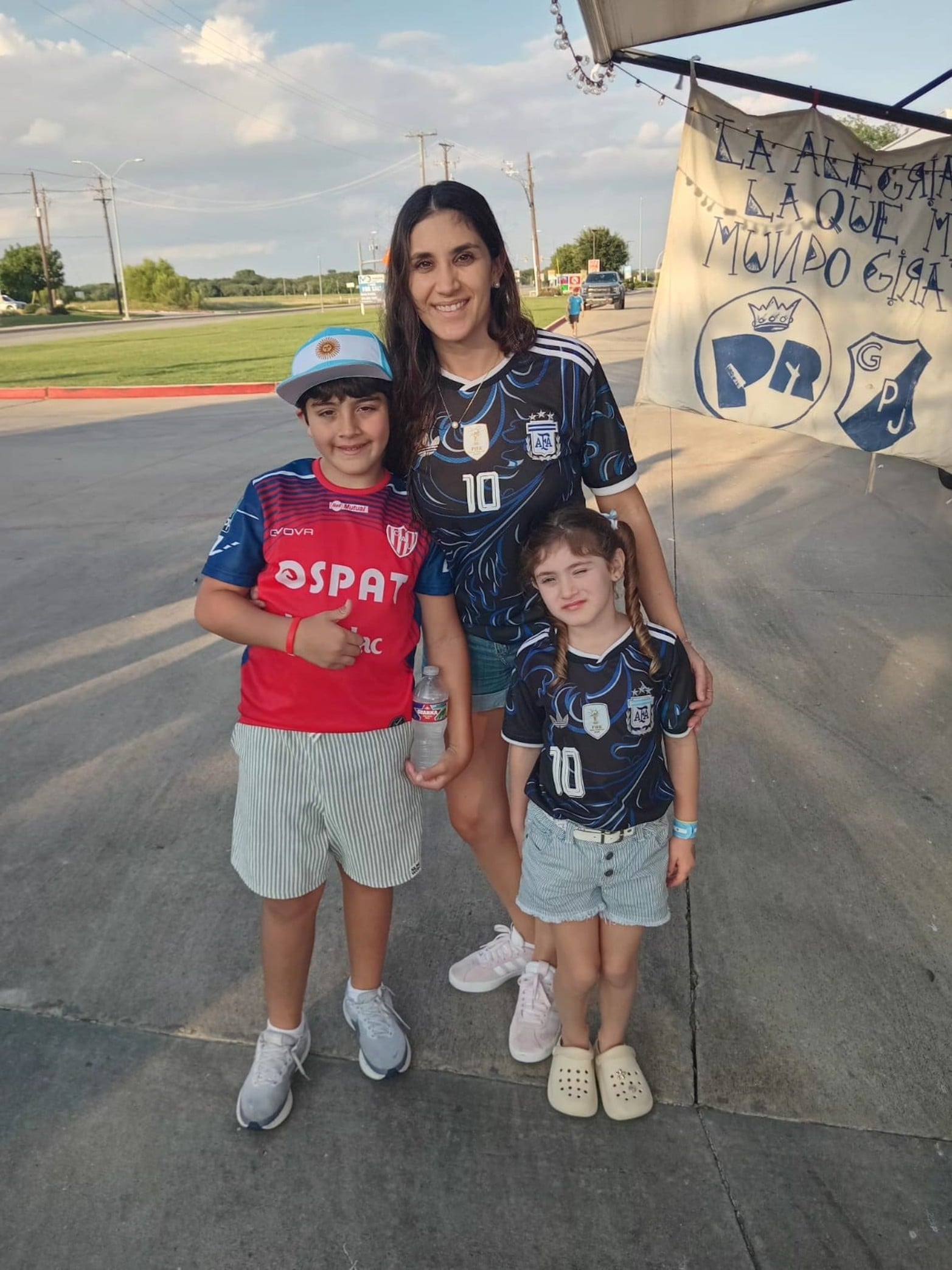 santafesinos en Dallas: la nuera y los nietos de Forconi en el banderazo argentino.