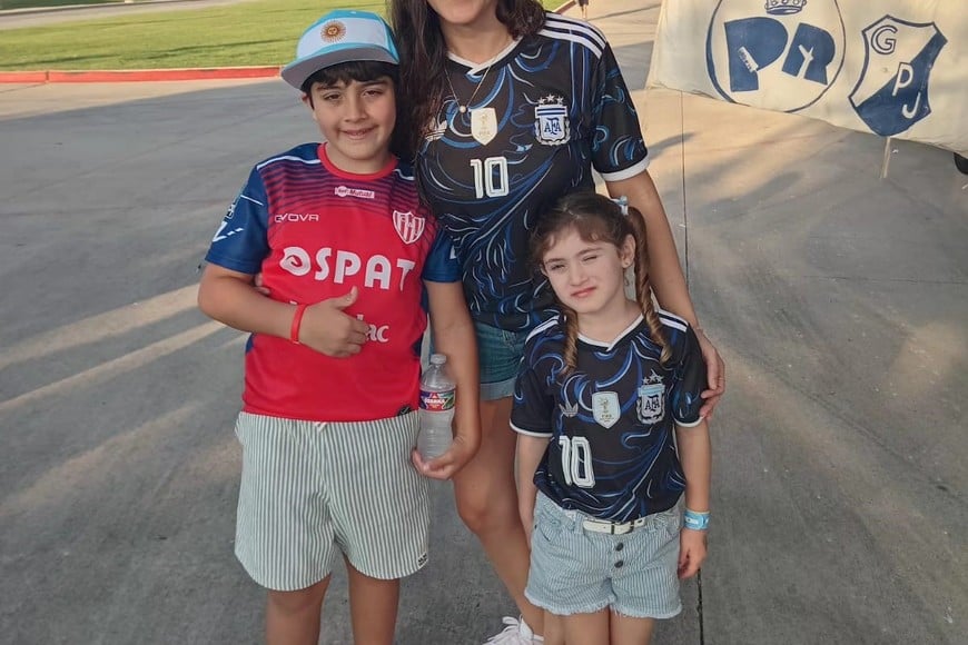 Santafesinos en Dallas: la nuera y los nietos de Forconi en el banderazo argentino.