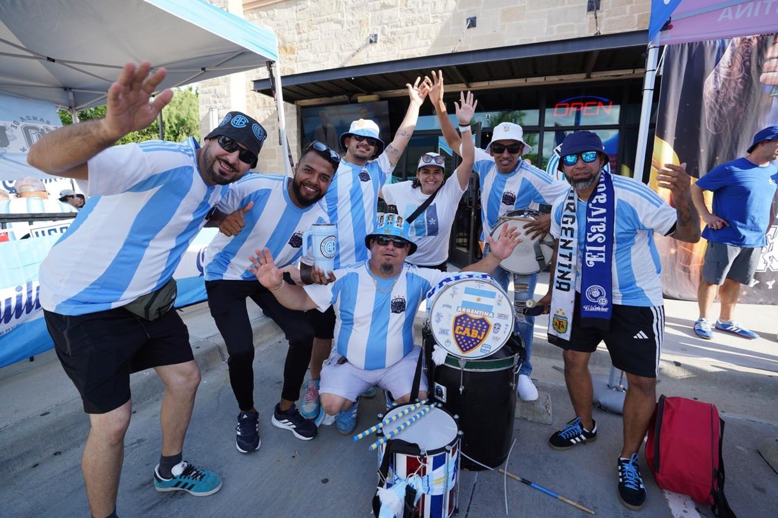 Hinchas argentinos llegan a Dallas, el banderazo no podía faltar