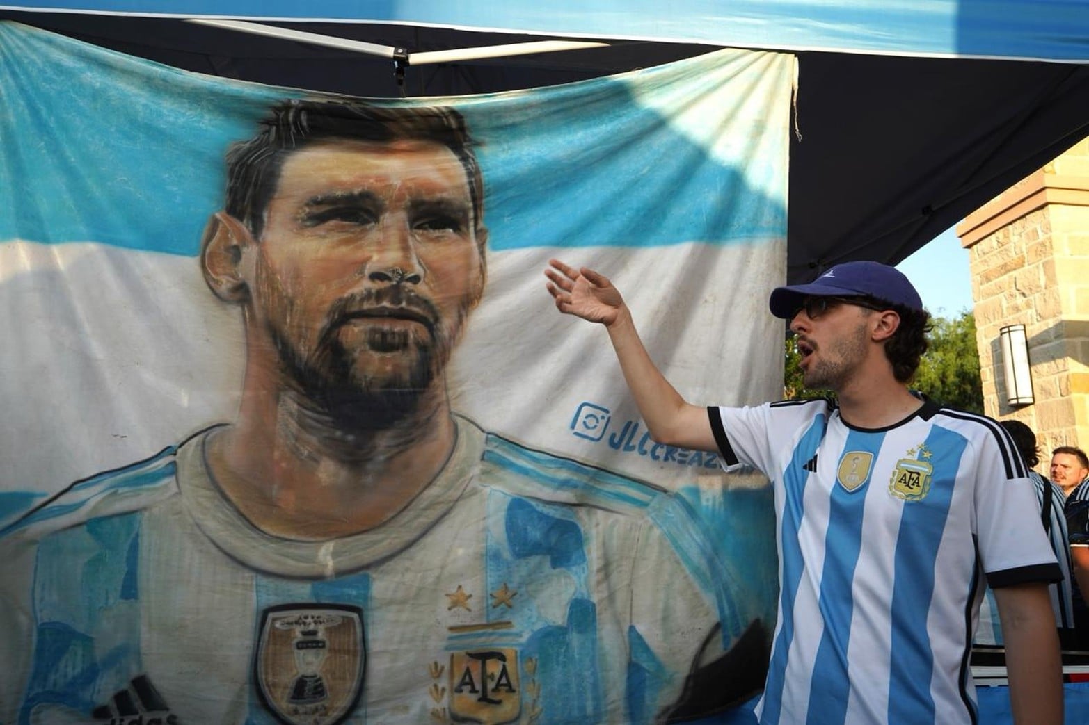 Hinchas argentinos llegan a Dallas, el banderazo no podía faltar