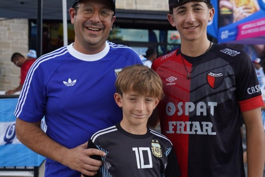 Mariano nació en Santa Clara de Saguier y sus hijos en Campana. Los tres, siguiendo a la selección y no escondiendo su pasión por Colón.