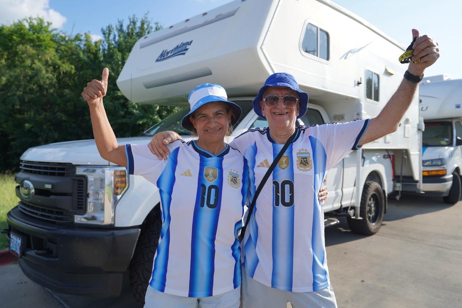 Hinchas argentinos llegan a Dallas, el banderazo no podía faltar