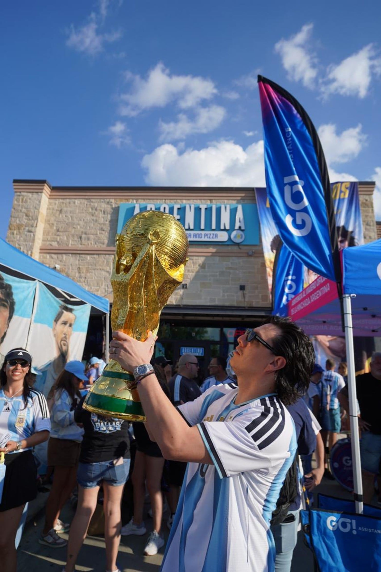 Hinchas argentinos llegan a Dallas, el banderazo no podía faltar