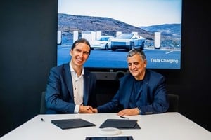 Horario Marím, titular de YPF, esta semana junto a autoridades de Tesla. Crédito: YPF