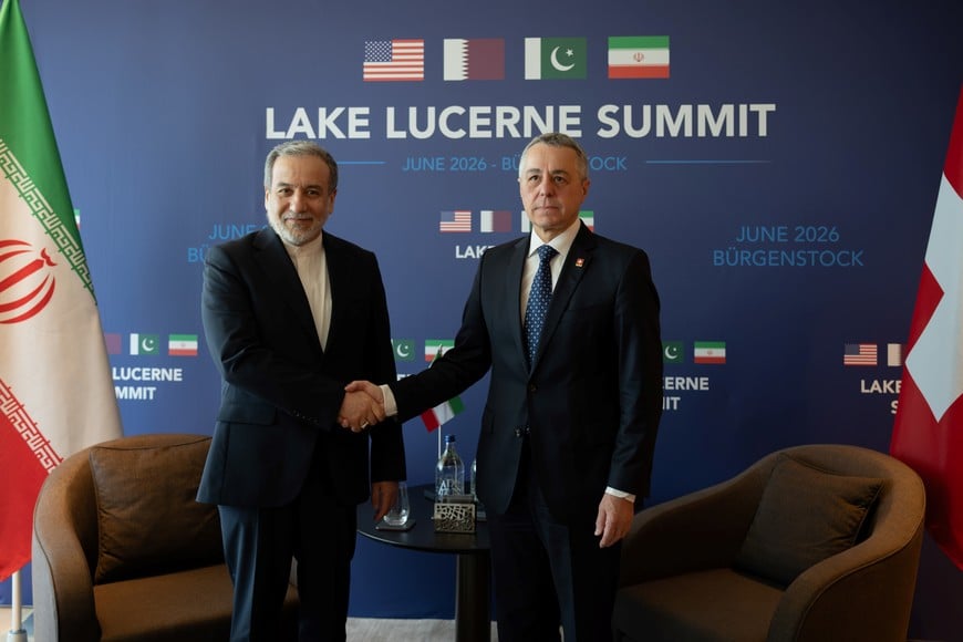 (260621) -- BÜERGENSTOCK, 21 junio, 2026 (Xinhua) -- El ministro de Relaciones Exteriores iraní, Seyed Abbas Araghchi (i), se reúne con su homólogo suizo, Ignazio Cassis, previo a las conversaciones programadas con Estados Unidos, en el complejo turístico de montaña de Büergenstock, en el centro de Suiza, el 21 de junio de 2026. (Xinhua/Departamento Federal de Asuntos Exteriores) (da) (ah)